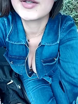 Julia_grosROBERTS naked stripping on cam for live sex video chat