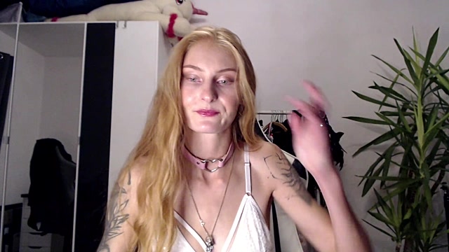 LessiaMia naked stripping on cam for live sex video chat