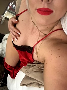 ohmanitsmandy naked stripping on cam for live sex video chat