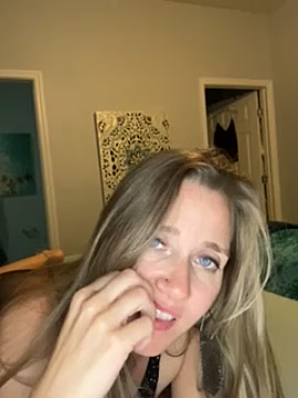 PinkLipsSkye naked stripping on cam for live sex video chat