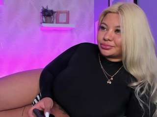 Mollywhite fully nude on webcam – live sex chat