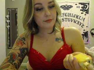 Thicc-tattooed-bitch fully nude on webcam – live sex chat
