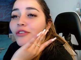 Arianna-18 fully nude on webcam – live sex chat