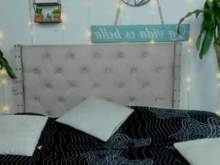 Bratyhot fully nude on webcam – live sex chat