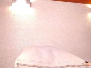 Lunna-Quinn fully nude on webcam – live sex chat