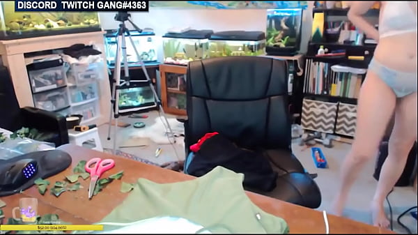 Twitch Streamer Flashing Boobs On stream and accidental Nip slip #4