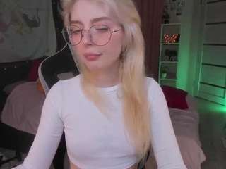 Loraa-Sun fully nude on webcam – live sex chat