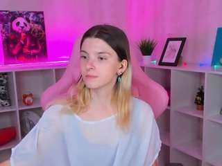 Mia-Chi fully nude on webcam live sex chat