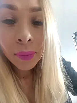 AmyWillss nude strip on webcam for live sex chat