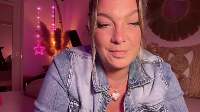 Cyberchickie_maria nude strip on webcam for live sex chat