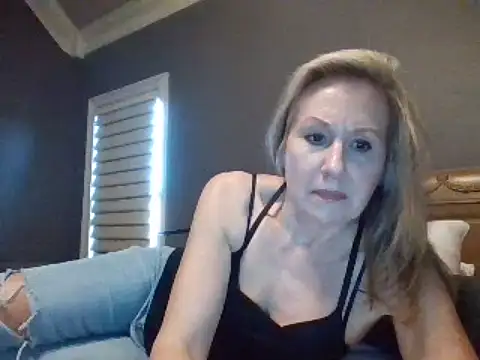 Lisaisluscious nude strip on webcam for live sex chat