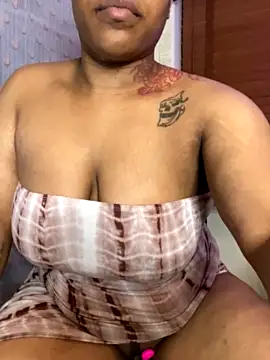 PRETTYMFTHICK nude strip on webcam for live sex chat