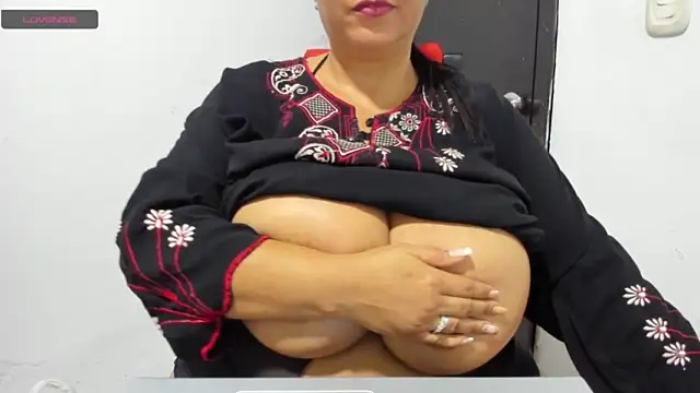 Bigboobs_es nude strip on webcam for live sex chat