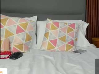 Caramelo-1900 fully nude on webcam live sex chat