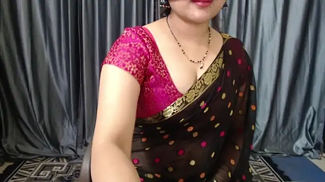 Goldiwet nude strip on webcam for live sex chat
