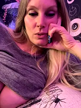 ItsDanniG nude strip on webcam for live sex chat