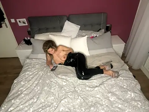 JJ-Delux nude strip on webcam for live sex chat