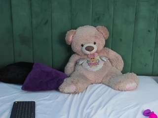 Mackenzie-Jones fully nude on webcam live sex chat