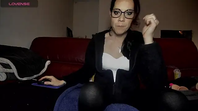 Mily-et-Dom nude strip on webcam for live sex chat