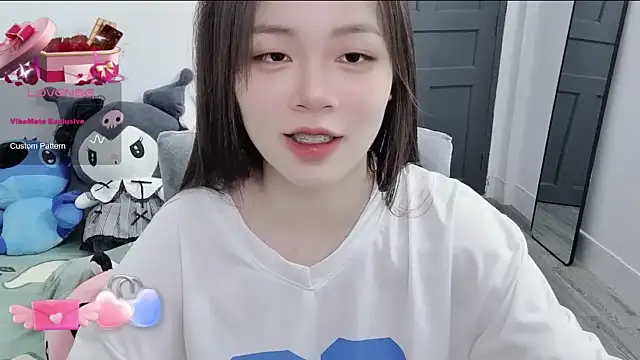 MinhHa-18 nude strip on webcam for live sex chat