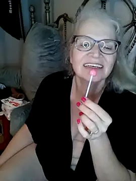 MommaVee nude strip on webcam for live sex chat