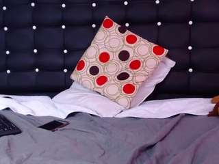 Saraah-Cooper fully nude on webcam live sex chat