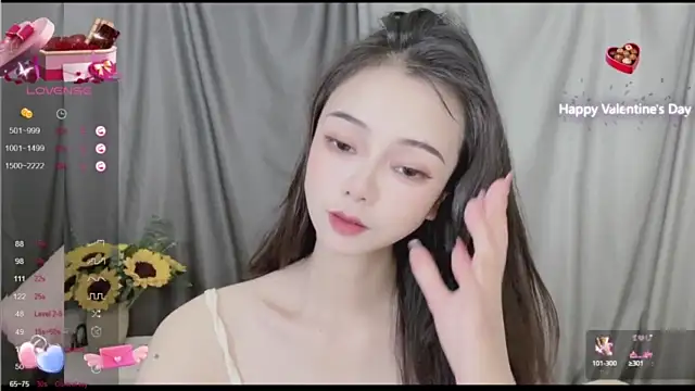 Sophie–e nude strip on webcam for live sex chat