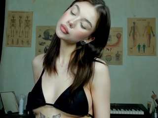 Tune-Godness fully nude on webcam live sex chat