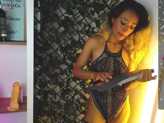 Viiolet-Williams fully nude on webcam live sex chat