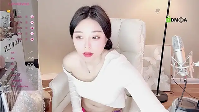 Dlen-babe nude strip on webcam for live sex chat