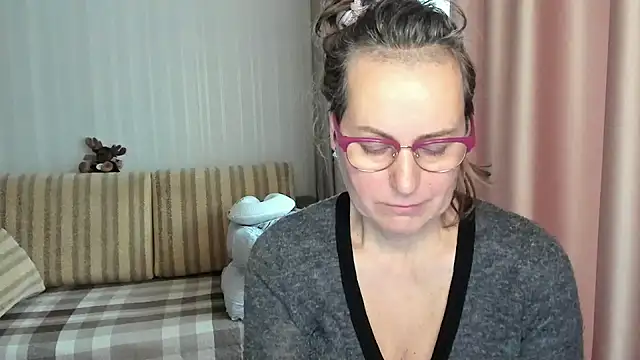 Lauraoven nude strip on webcam for live sex chat
