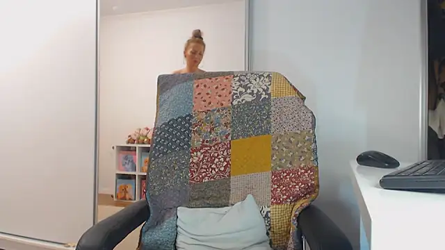 Merlyn4 nude strip on webcam for live sex chat