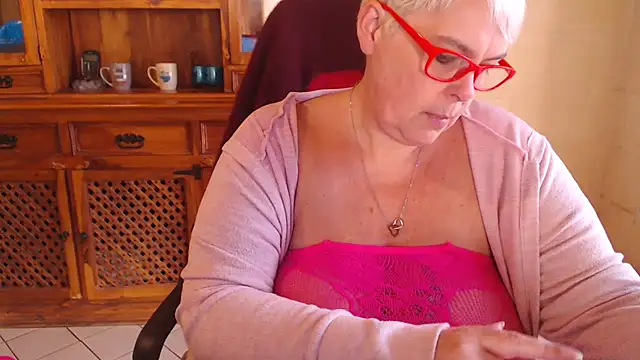 MISS_LINDAH nude strip on webcam for live sex chat