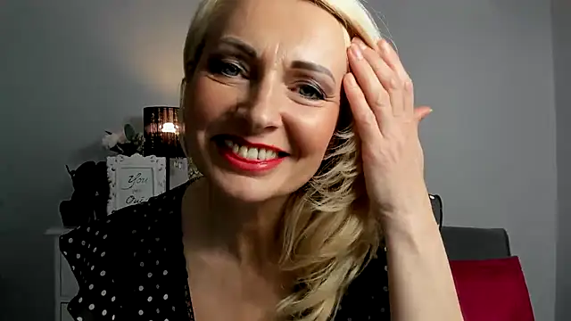 CrystalHotty from Stripchat