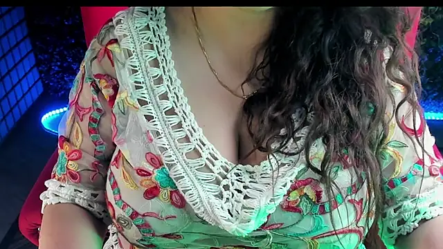 Gulabiqueen from Stripchat
