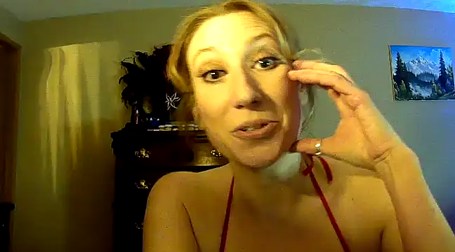Lilyhornyhousewife from Stripchat
