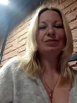 Arina smiles from Stripchat