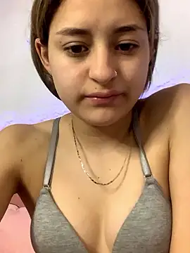 Isabellaa fly from Stripchat