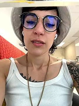 LaRouxxx from Stripchat