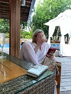 Englishhotwife4u from Stripchat