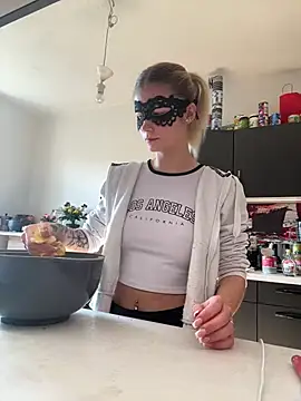 YoungLily666 from Stripchat