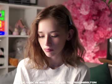 Mia nude before webcam from chaturbate