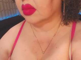 Hot yourbustykatty on Camsoda Live Now!