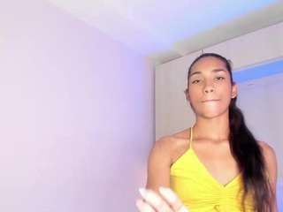 Sexy anaihcollins on Camsoda Live Now!
