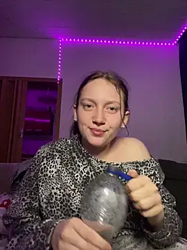 Watch YoungLisaa18 on Stripchat live webcam