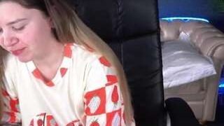 Sexy amellymillyyy on Camsoda Live Now!