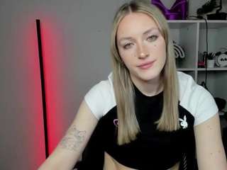 Sexy evelynblond on Camsoda Live Now!
