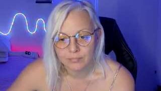 Hot linsycardinal on Camsoda Live Now!