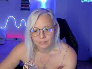 Hot linsycardinal on Camsoda Live Now!