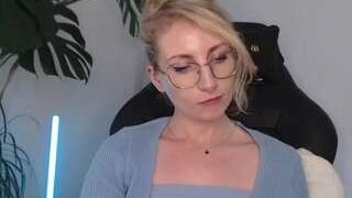 Hot cinderellamoon on Camsoda Live Now!